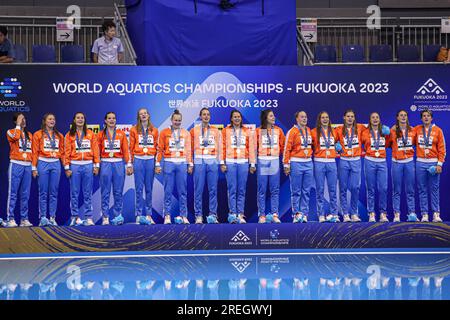 FUKUOKA, GIAPPONE - LUGLIO 28: Laura Aarts dei Paesi Bassi, Sarah Buis dei Paesi Bassi, Vivian Sevenich dei Paesi Bassi, Simone van de Kraats dei Paesi Bassi, Maartje Keuning dei Paesi Bassi, Sabrina van der Sloot dei Paesi Bassi, Bente Rogge dei Paesi Bassi, Lieke Rogge dei Paesi Bassi, Nina Ten Broek dei Paesi Bassi, Iris Wolves dei Paesi Bassi, Kitty Lynn Joustra dei Paesi Bassi, Brigitte Sleeking dei Paesi Bassi, Lola Moolhuijzen dei Paesi Bassi celebrano durante i Campionati mondiali di Aquatics 2023 cerimonia della medaglia di pallanuoto femminile alla Marine Messe Fukuoka Foto Stock