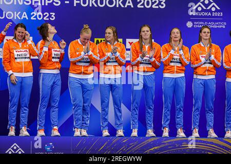 FUKUOKA, GIAPPONE - LUGLIO 28: Laura Aarts dei Paesi Bassi, Sarah Buis dei Paesi Bassi, Vivian Sevenich dei Paesi Bassi, Simone van de Kraats dei Paesi Bassi, Maartje Keuning dei Paesi Bassi, Sabrina van der Sloot dei Paesi Bassi, Bente Rogge dei Paesi Bassi, Lieke Rogge dei Paesi Bassi, Nina Ten Broek dei Paesi Bassi, Iris Wolves dei Paesi Bassi, Kitty Lynn Joustra dei Paesi Bassi, Brigitte Sleeking dei Paesi Bassi, Lola Moolhuijzen dei Paesi Bassi celebrano durante i Campionati mondiali di Aquatics 2023 cerimonia della medaglia di pallanuoto femminile alla Marine Messe Fukuoka Foto Stock