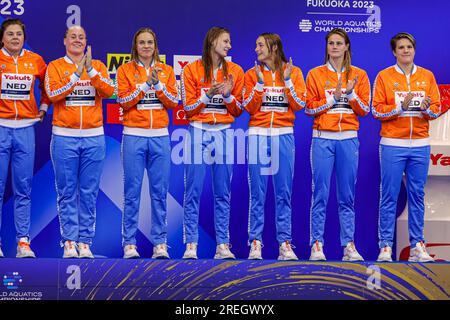 FUKUOKA, GIAPPONE - LUGLIO 28: Laura Aarts dei Paesi Bassi, Sarah Buis dei Paesi Bassi, Vivian Sevenich dei Paesi Bassi, Simone van de Kraats dei Paesi Bassi, Maartje Keuning dei Paesi Bassi, Sabrina van der Sloot dei Paesi Bassi, Bente Rogge dei Paesi Bassi, Lieke Rogge dei Paesi Bassi, Nina Ten Broek dei Paesi Bassi, Iris Wolves dei Paesi Bassi, Kitty Lynn Joustra dei Paesi Bassi, Brigitte Sleeking dei Paesi Bassi, Lola Moolhuijzen dei Paesi Bassi celebrano durante i Campionati mondiali di Aquatics 2023 cerimonia della medaglia di pallanuoto femminile alla Marine Messe Fukuoka Foto Stock