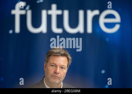 Ottobrunn, Germania. 28 luglio 2023. Il ministro federale dell'economia Robert Habeck (Bündnis 90/die Grünen) partecipa a una conferenza stampa in occasione di una visita alla società spaziale Isar Aerospace. Crediti: Marijan Murat/dpa/Alamy Live News Foto Stock