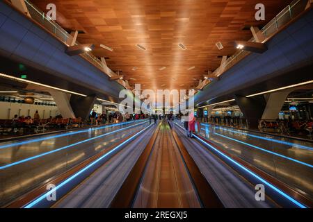 Doha, Qatar - 26 aprile 2023: Vista del terminal dell'aeroporto internazionale di Hamad Foto Stock