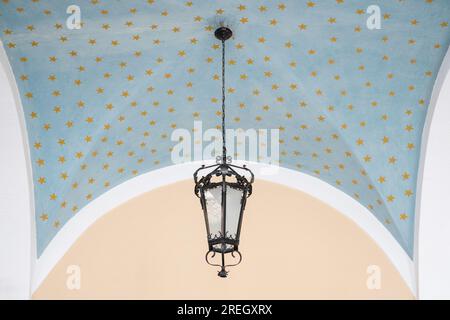 Dormition of the Mother of Lord Hydra Orthodox Cathedral Church, Hydra, Grecia. Mostra una lanterna appesa ad un arco, con ceili dipinti di blu chiaro Foto Stock