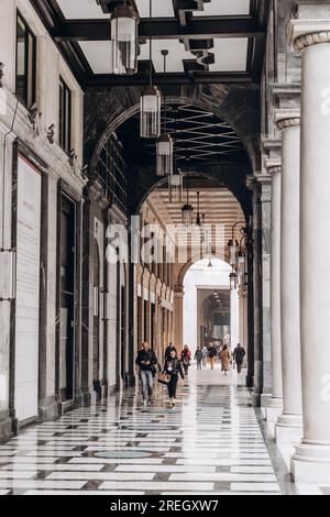 Milano, Italia - 13 novembre 2021: Gente che cammina per le strade del centro storico di Milano Foto Stock