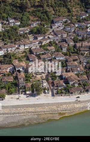 Case storiche orientali nella città vecchia di Berat in Albania. Foto di alta qualità Foto Stock