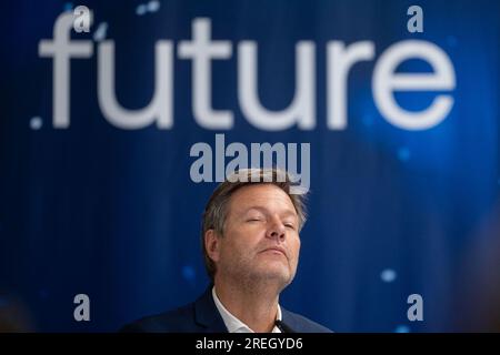 Ottobrunn, Germania. 28 luglio 2023. Il ministro federale dell'economia Robert Habeck (Bündnis 90/die Grünen) partecipa a una conferenza stampa in occasione di una visita alla società spaziale Isar Aerospace. Crediti: Marijan Murat/dpa/Alamy Live News Foto Stock