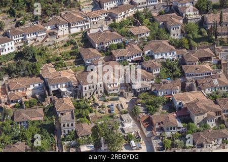 Case storiche orientali nella città vecchia di Berat in Albania. Foto di alta qualità Foto Stock