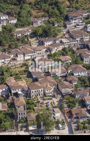 Case storiche orientali nella città vecchia di Berat in Albania. Foto di alta qualità Foto Stock