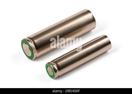 Due batterie AA e AAA argentate isolate su sfondo bianco. Primo piano estremo. Vista laterale. Foto ad alta risoluzione. Profondità di campo completa. Foto Stock