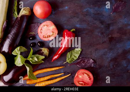 Composizione estetica di verdure su sfondo rustico. FODMAP sano a base vegetale, Paleo, cibo dieta mediterranea. Verdure biologiche, vegetazione superiore Foto Stock