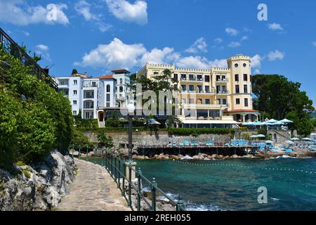 Sentiero sul mare e hotel sulla costa adriatica di Abbazia, Croazia Foto Stock