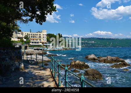 Abbazia, Croazia - 21 maggio 2023: Sentiero costiero vicino alla costa adriatica a Abbazia, Croazia e un hotel sulla costa Foto Stock