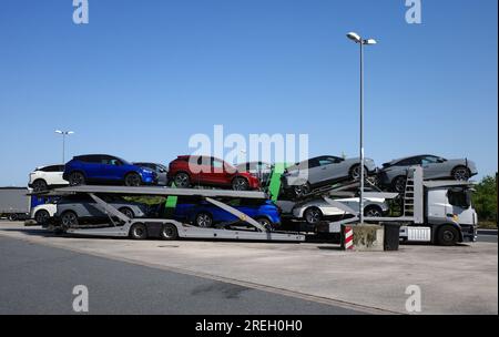 Osnabrück - Germania - 4 giugno 2023 Un camion pieno di auto nuove. I nuovi veicoli sono Nissan Qashqai e Power Foto Stock