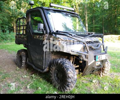 Einem, Germania - 6 luglio 2023 Polaris Ranger XP 1000 Hunter Edition All Terrain Vehicle. Un veicolo fuoristrada affiancato con due sedili posizionati lateralmente Foto Stock