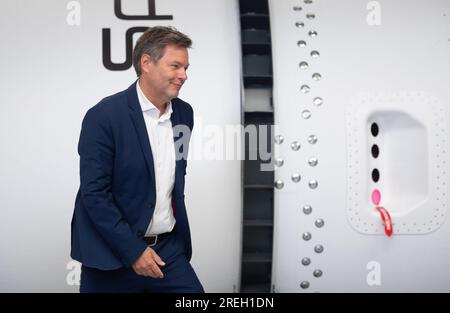 Ottobrunn, Germania. 28 luglio 2023. Il ministro dell'economia tedesco Robert Habeck (Bündnis 90/Die Grünen) passeggia davanti a un prototipo di razzo durante una visita alla società spaziale Isar Aerospace. Crediti: Marijan Murat/dpa/Alamy Live News Foto Stock