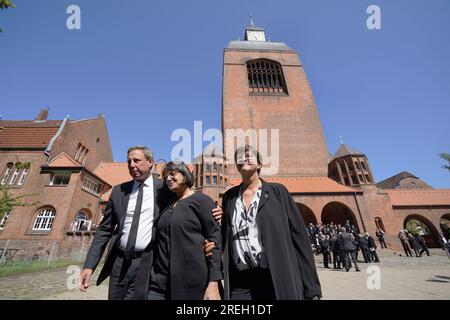 Kiel, Germania. 28 luglio 2023. Dopo il servizio funebre ufficiale dell'ex presidente del ministro dello Schleswig-Holstein Heide Simonis (SPD), Saskia Esken (r), presidente federale della SPD, Thomas Losse-Müller (l), leader del partito parlamentare della SPD nel parlamento dello Schleswig-Holstein, E Serpil Midyatli, presidente della SPD nello Schleswig-Holstein, camminano insieme davanti alla chiesa. Heide Simonis fu eletta la prima donna a capo del governo di uno stato tedesco nel 1993. Credito: Marcus Brandt/dpa/Pool/dpa/Alamy Live News Foto Stock