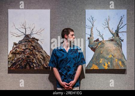 Londra, Regno Unito. 28 luglio 2023. Francisco Timoteo (gestore artistico) con le sue opere Untitled (Tree Series) 2023, est £1000-1500 ciascuno - Anteprima dell'asta d'arte del personale Bonhams che termina il 4 agosto 2023. Il premio dell'acquirente di questa vendita sarà devoluto per curare il morbo di Parkinson, che si impegna a sensibilizzare e finanziare la ricerca curativa sul morbo di Parkinson. Crediti: Guy Bell/Alamy Live News Foto Stock
