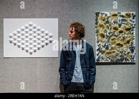 Londra, Regno Unito. 28 luglio 2023. Roman Aspeek Bloor (gestore artistico) con la sua opera Tessellation, 2023, est £200-300 - Anteprima dell'asta d'arte del personale Bonhams che termina il 4 agosto 2023. Il premio dell'acquirente di questa vendita sarà devoluto per curare il morbo di Parkinson, che si impegna a sensibilizzare e finanziare la ricerca curativa sul morbo di Parkinson. Crediti: Guy Bell/Alamy Live News Foto Stock