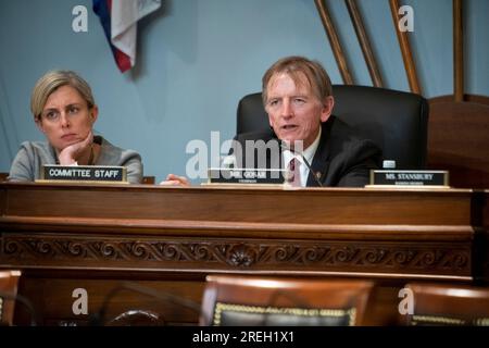 Washington, Stati Uniti d'America. 27 luglio 2023. House Committee on Natural Resources | Subcommittee on Oversight and Investigations Chairman United States Representative Paul A. Gosar (Repubblicano dell'Arizona) presiede un House Committee on Natural Resources | Subcommittee on Oversight and Investigations hearing intitolato "Examining Barriers to Access: Problemi relativi all'esperienza dei visitatori in corso presso i parchi nazionali delle Americhe nel Longworth House Office Building a Washington, DC, giovedì 27 luglio 2023. Credito: Rod Lamkey/CNP/Sipa USA credito: SIPA USA/Alamy Live News Foto Stock