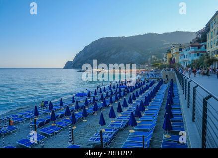 Ombrelloni blu sulla spiaggia di Monterosso, cinque Terre, Mar Ligure, Liguria, Italia, Riviera Italiana Foto Stock