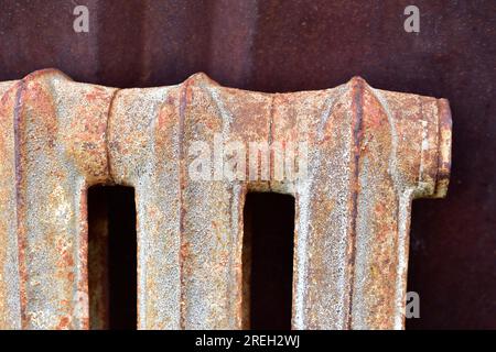 Sezione arrugginita della batteria di riscaldamento in rottami metallici Foto Stock