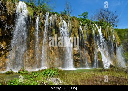 Vista della cascata del Mali Prštavac nei laghi di Plitvice nella contea di Lika-Senj, Croazia nella contea di Lika-Senj, Croazia Foto Stock