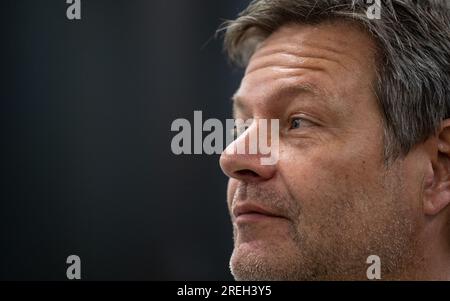 Ottobrunn, Germania. 28 luglio 2023. Ministro federale dell'economia Robert Habeck (Bündnis 90/die Grünen) durante una visita alla società spaziale Isar Aerospace. Crediti: Marijan Murat/dpa/Alamy Live News Foto Stock