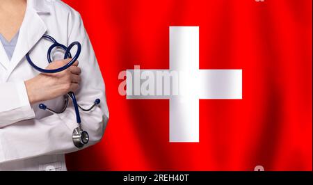 Medicina svizzera e concetto sanitario. Medico da vicino contro la bandiera della Svizzera Foto Stock