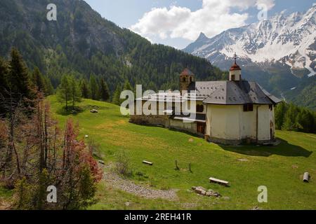 Santuario di Notre Dame des Vernettes, una chiesa situata sopra Peisey Nancroix, Parco Nazionale della Vanoise, Alpi francesi settentrionali, Tarentaise, Savoie, Francia Foto Stock