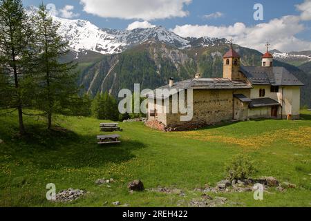 Santuario di Notre Dame des Vernettes, una chiesa situata sopra Peisey Nancroix, Parco Nazionale della Vanoise, Alpi francesi settentrionali, Tarentaise, Savoie, Francia Foto Stock