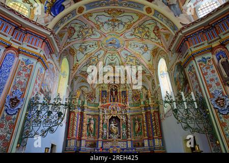 PEISEY NANCROIX, ALPI SETTENTRIONALI, FRANCIA - 6 GIUGNO 2023: Gli interni colorati e in stile barocco del santuario di Notre Dame des Vernettes Foto Stock