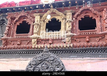 Finestre apribili sul lato esterno dell'edificio con dettagli lavori di intaglio in legno nella piazza durbar, sito patrimonio dell'umanità dell'UNESCO, kathmandu, nepal Foto Stock