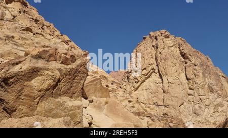 Paesaggio desertico di alta montagna del Sinai vicino al Monastero di Santa Caterina ( دير القدّيسة كاترين o Moni tis Agias Aikaterinis), ufficialmente il Sacro Auto Foto Stock