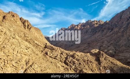 Paesaggio desertico di alta montagna del Sinai vicino al Monastero di Santa Caterina ( دير القدّيسة كاترين o Moni tis Agias Aikaterinis), ufficialmente il Sacro Auto Foto Stock