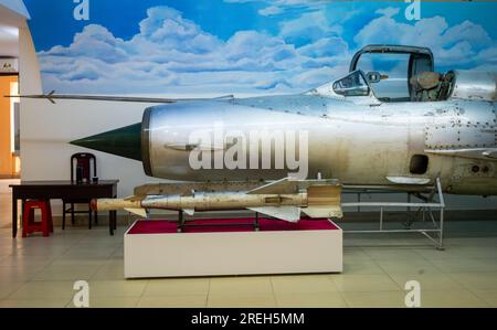 Il cono nasale con cabina di pilotaggio di un MIG-21 utilizzato dalla forza aerea popolare del Vietnam nella guerra contro gli Stati Uniti in mostra al Museo dell'aeronautica militare di Hanoi, Foto Stock