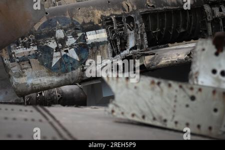 Il relitto dell'epoca della guerra del Vietnam della fusoliera di un bombardiere da caccia USAF F-4 Phantom II abbattuto in mostra presso l'Air Force Museum di Hanoi, in Vietnam. Foto Stock