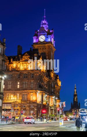 Il Balmoral Hotel di notte a Edimburgo, Scozia, Regno Unito. Ex North British Station Hotel, architettura vittoriana con elementi baronali scozzesi, RO Foto Stock