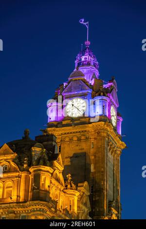La torre dell'orologio del Balmoral Hotel di notte a Edimburgo, Scozia, Regno Unito. Ex North British Station Hotel, architettura vittoriana con elementi scozzesi Foto Stock