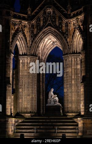 Il Monumento Scott di notte nella città di Edimburgo, in Scozia, Regno Unito. Monumentale architettura gotica vittoriana con statua dello scrittore scozzese Sir Walter S. Foto Stock