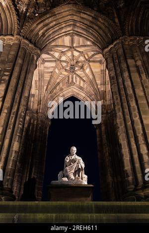 Il Monumento Scott di notte nella città di Edimburgo, in Scozia, Regno Unito. Architettura gotica vittoriana con statua dello scrittore scozzese Sir Walter Scott, desig Foto Stock