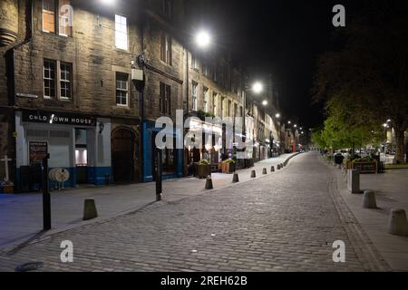 Grassmarket Street di notte nella città di Edimburgo, Scozia, Regno Unito. Strada acciottolata nella città vecchia. Foto Stock