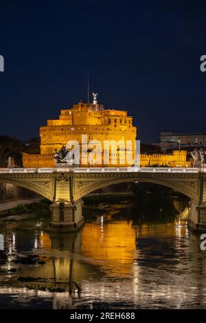 Roma, Italia, Castello del Santo Angelo (Castel Sant'Angelo) e Mausoleo di Adriano con Ponte Vittorio Emanuele II sul Tevere di notte Foto Stock