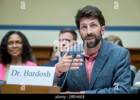 Washington, Stati Uniti d'America. 27 luglio 2023. Il professor Kevin Bardosh assistente dell'affiliato dell'Università di Washington appare davanti a un'audizione House Select SubCommittee on the Coronavirus Pandemic "Because i Said so: Examining the Science and Impact of Covid-19 Vaccine Mandates" nel Rayburn House Office Building a Washington, DC, giovedì 27 luglio 2023. Credito: Rod Lamkey/CNP/Sipa USA credito: SIPA USA/Alamy Live News Foto Stock