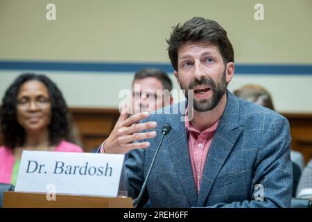 Il professor Kevin Bardosh assistente dell'affiliato dell'Università di Washington appare davanti a un'audizione House Select SubCommittee on the Coronavirus Pandemic "Because i Said so: Examining the Science and Impact of Covid-19 Vaccine Mandates" nel Rayburn House Office Building a Washington, DC, giovedì 27 luglio 2023. Credito: Rod Lamkey / CNP/Sipa USA Foto Stock