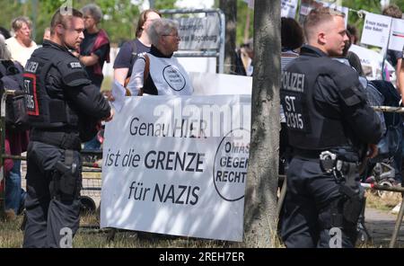 Magdeburg, Germania. 28 luglio 2023. I partecipanti a un'azione di protesta affrontano gli agenti di polizia alla fiera di Magdeburgo con, tra le altre cose, un poster con l'iscrizione "proprio qui è il confine per i nazisti”. Gli attivisti stanno manifestando contro la conferenza del partito federale AfD che si svolge lì. Credito: Sebastian Willnow/dpa/Alamy Live News Foto Stock