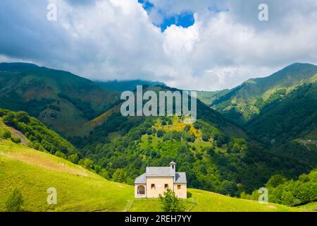 Vista aerea della piccola chiesa dell'Alpe Loccia. Chesio, Loreglia, Alpe Loccia, Valstrona, Verbano Cusio Ossola, Piemonte, Italia. Foto Stock