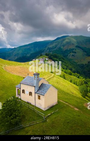 Vista aerea della piccola chiesa dell'Alpe Loccia. Chesio, Loreglia, Alpe Loccia, Valstrona, Verbano Cusio Ossola, Piemonte, Italia. Foto Stock