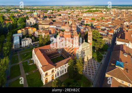 Vista aerea della basilica di Sant'Andrea di Vercelli al tramonto in primavera. Vercelli, distretto di Vercelli, Piemonte, Italia. Foto Stock