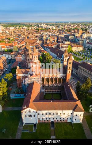 Vista aerea della basilica di Sant'Andrea di Vercelli al tramonto in primavera. Vercelli, distretto di Vercelli, Piemonte, Italia. Foto Stock