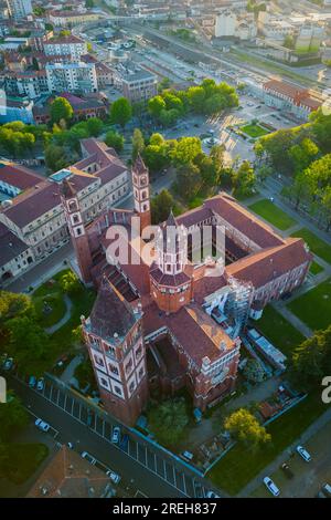 Vista aerea della basilica di Sant'Andrea di Vercelli al tramonto in primavera. Vercelli, distretto di Vercelli, Piemonte, Italia. Foto Stock