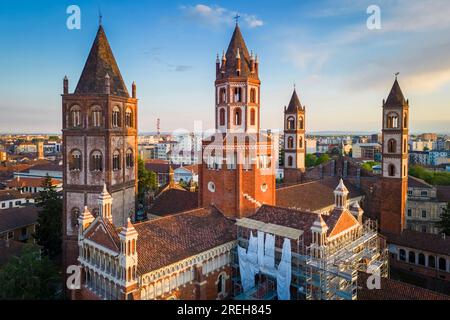 Vista aerea della basilica di Sant'Andrea di Vercelli al tramonto in primavera. Vercelli, distretto di Vercelli, Piemonte, Italia. Foto Stock